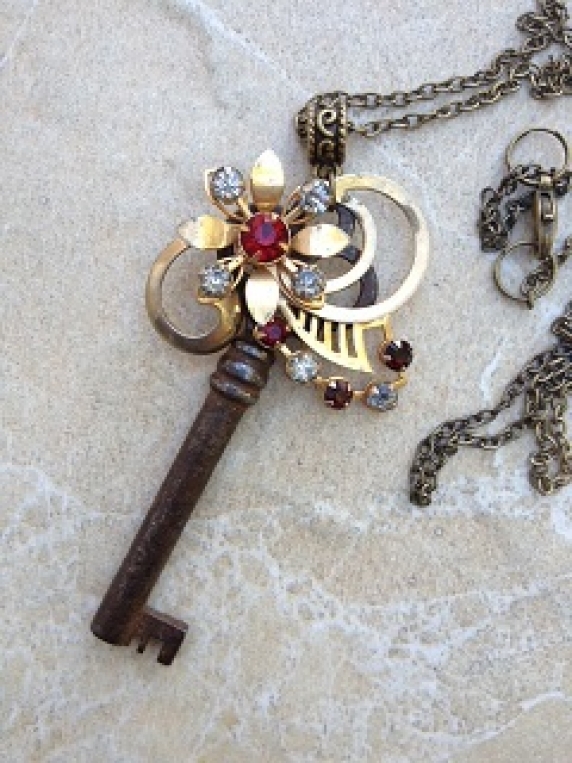 Marilyn - Vintage Skeleton Key Necklace