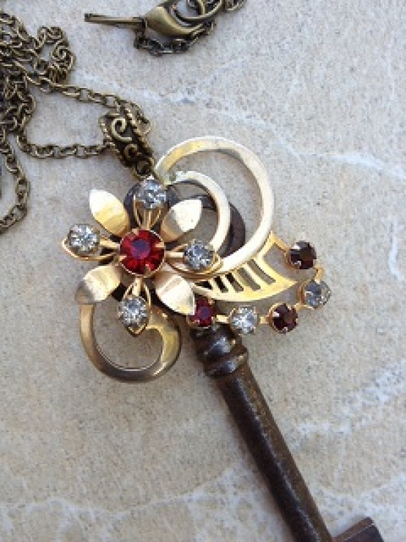 Marilyn - Vintage Skeleton Key Necklace