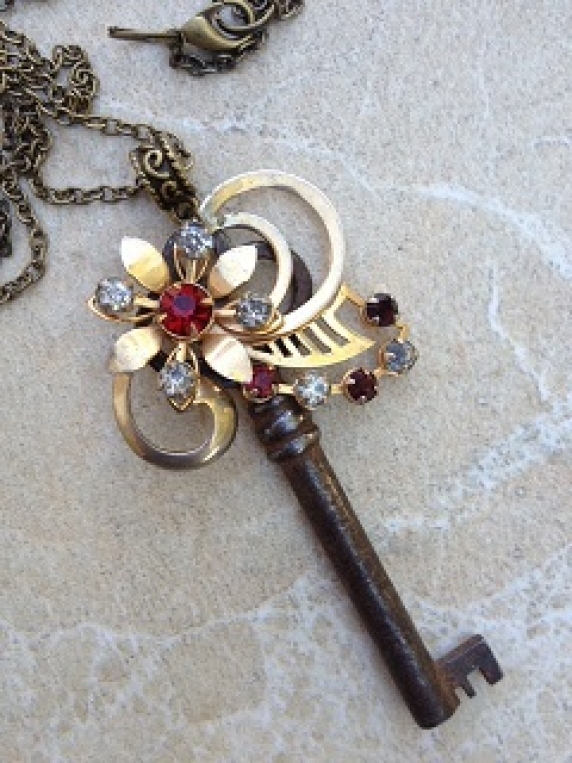 Marilyn - Vintage Skeleton Key Necklace